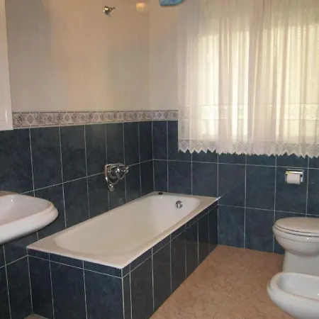 - 3 Bedrooms - 00423 *